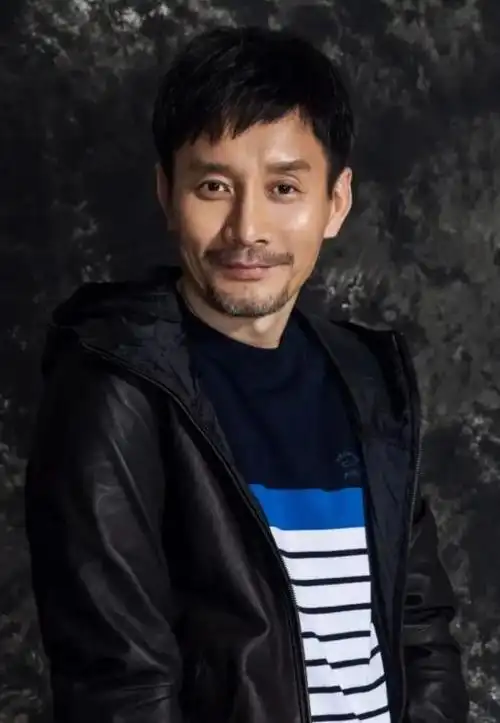 新晋"叔圈"顶流,中年再婚娶国民女神,把妻子女儿宠上天