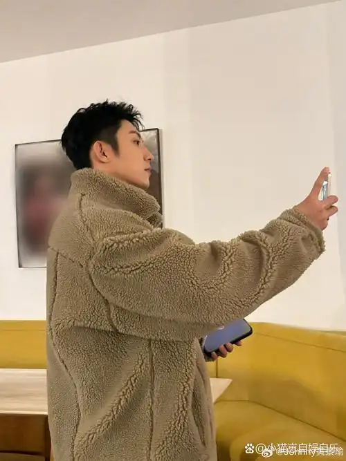 黄景瑜,拥有高大挺拔的身材和硬朗的外形,符合很多人对"型男"的审美