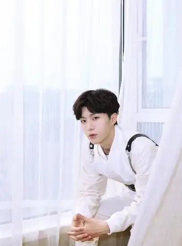 范丞丞抽烟关注度低,粉丝曾说他不抽烟不喝酒