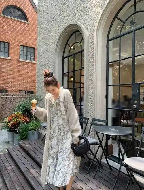 陈赫老婆好有网红感纱裙配上制服鞋看起来挺有模特风