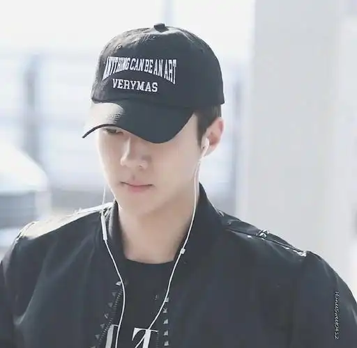 值得一提的是,吴世勋戴帽子的时候,都会将刘海藏进帽子里面.