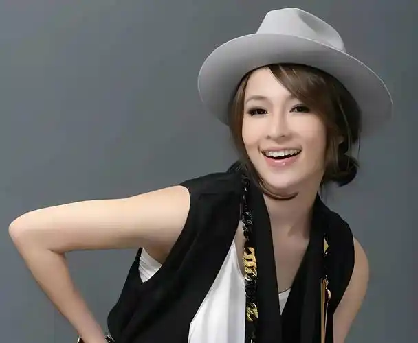 原创娱乐圈黄景瑜与导演合作引发争议萧亚轩暂无生育计划