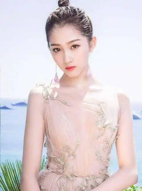 关晓彤早年泳衣照曝光扎双马尾对镜头卖萌鹿晗眼光真够刁钻