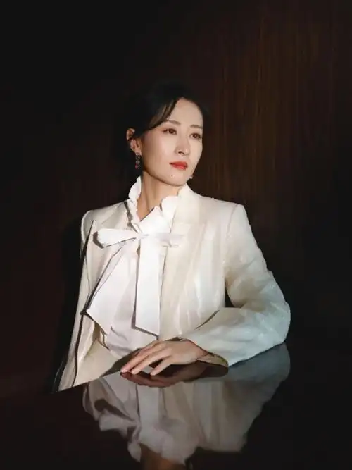 刘敏涛今日亮相雪花秀京东直播间