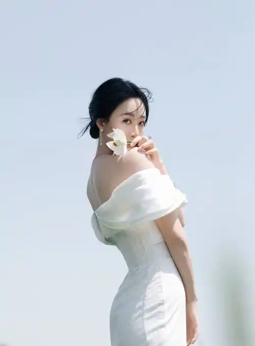 蓝盈莹白色抹胸连衣裙性感写真_网友_气质