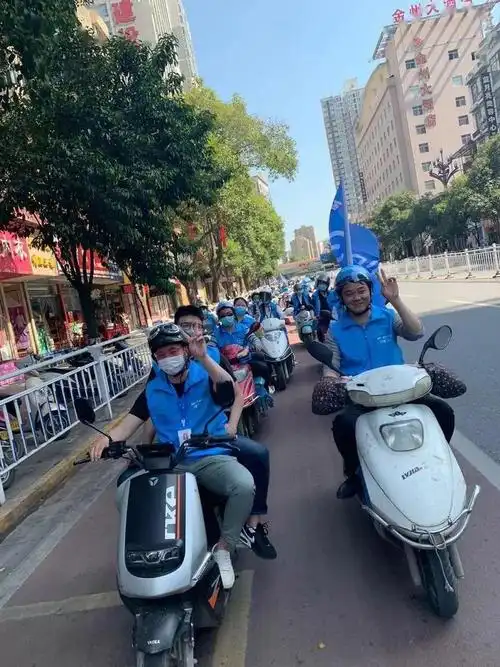 蓝色风暴席卷全城