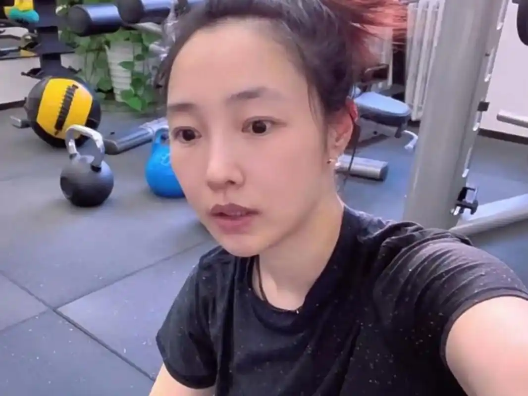 白百合素颜去健身房,为了月底拍戏加强锻炼瘦身,要给