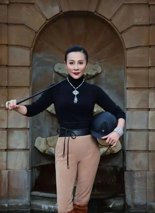 57岁刘嘉玲看展被偶遇,和大佬聊天气场超强,面部僵硬撞脸蔡明!