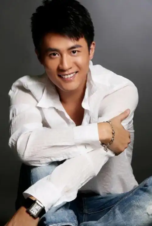 杜淳:婚前绯闻不断,40岁娶圈外人终获幸福,一家三口甜蜜幸福