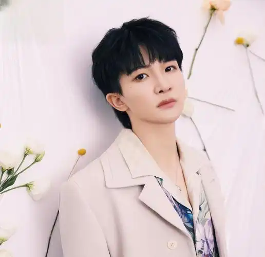 周深跨年演唱14首绝美曲目 周深在跨年表演中共呈现了14首歌曲,每一次