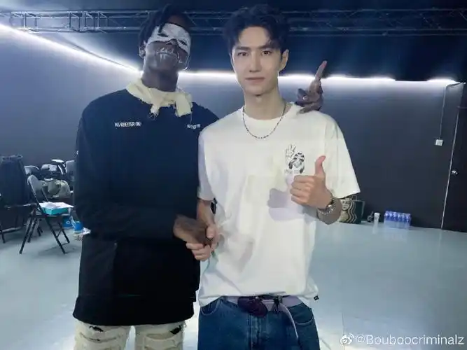 王一博和小朋友合照