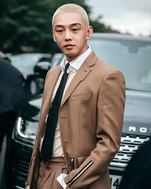 领口和金属拉链的设计配合着前卫大胆的浅白寸头,痞痞的优雅,谁能不爱