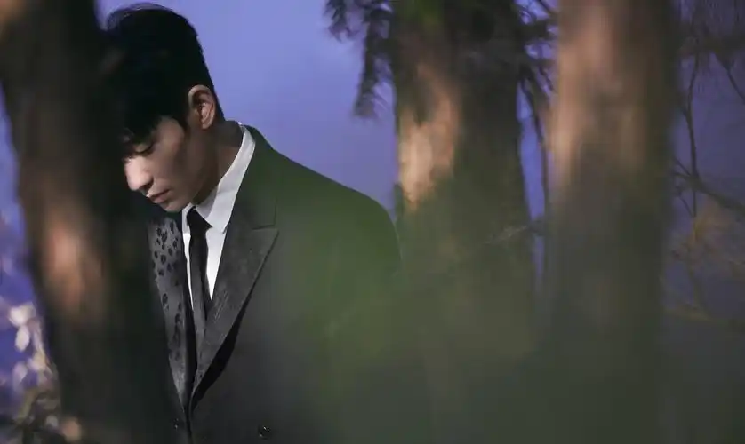 人民日报推送朱一龙读诗!这治愈系声线,轻轻把你心里的皱褶抚平