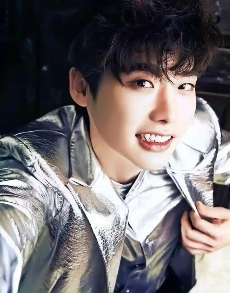 他是韩国最会挑剧本的男艺人,也是新晋男神,他就是李钟硕