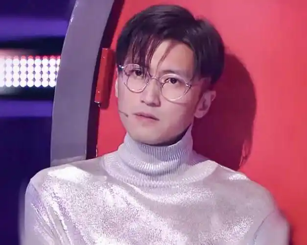 40岁谢霆锋越老越洋气,银色毛衣复古短发显年轻,帅过小鲜肉