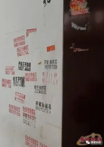 黄陂这个小区小广告泛滥,!盼整治!_楼道