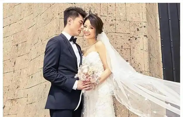 林心如和霍建华出街背爱马仕包包t恤牛仔裤这才是低调的奢华