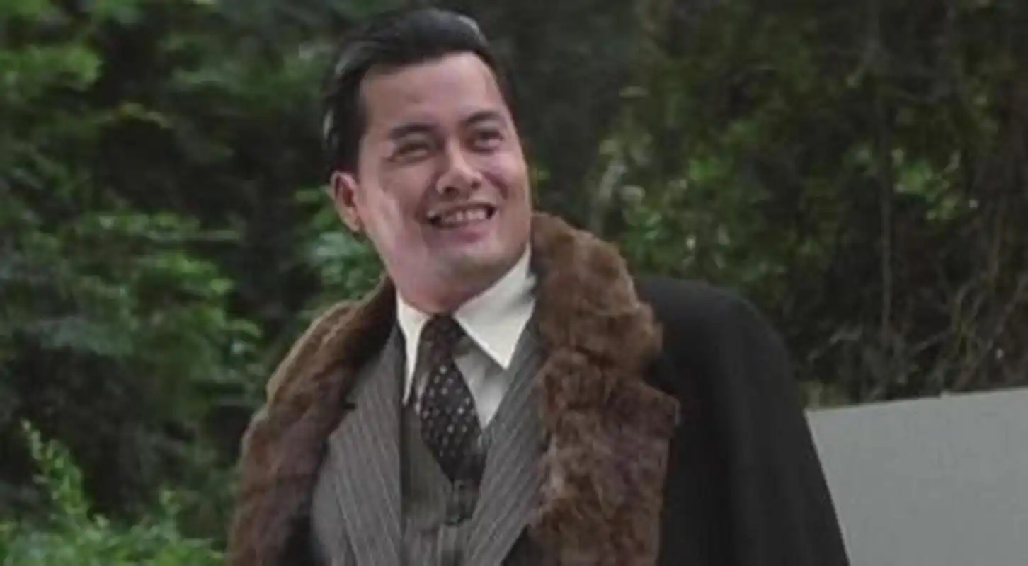 1990年,吕良伟为了拍摄好电影《跛豪》中"吴国豪"这一角色,和麦当雄