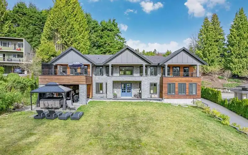 在加拿大西温哥华的一座简约现代的美丽别墅|780 eyremount drive