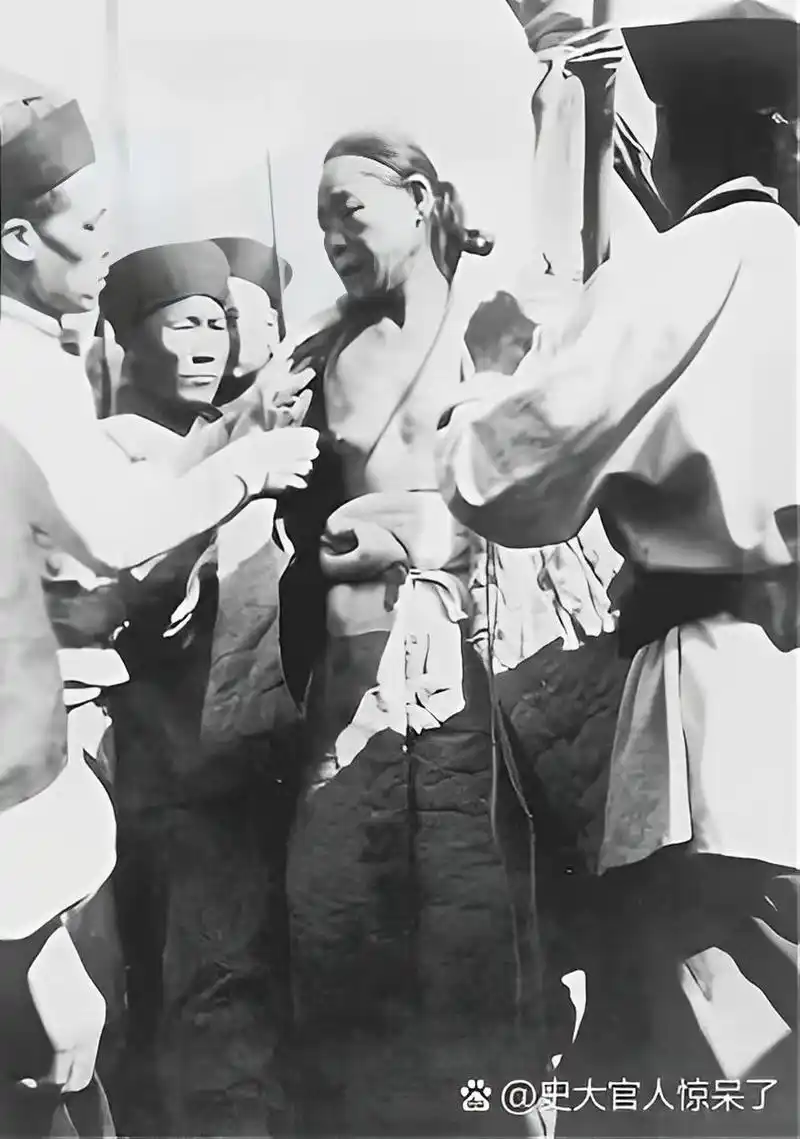 清朝末年,某地刑场.一个死刑犯人跪在地上,被五花大绑地等待着行刑.