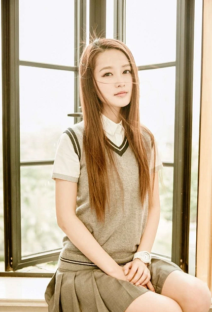 这是拍摄致青春的时候,穿上校服的李沁青春活泼!