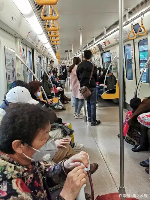 地铁上戴口罩的乘客