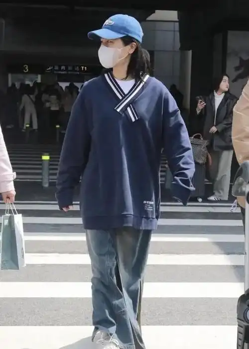 看尚雯婕的造型发现宽松版经典牛仔裙真时髦魅力四溢