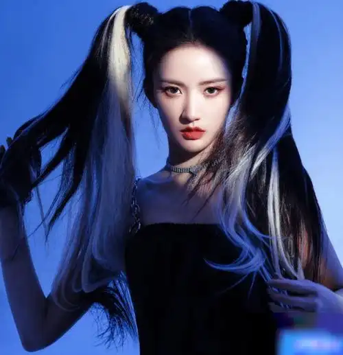 唯独张艺凡搞特殊而在硬糖少女303的双马尾怼脸大片中,全体成员都进行