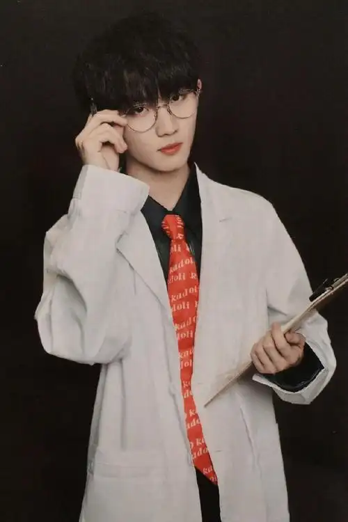 粉丝对马嘉祺喊公主请下车#看见马嘉祺穿制服打领带是这样@时代赡年