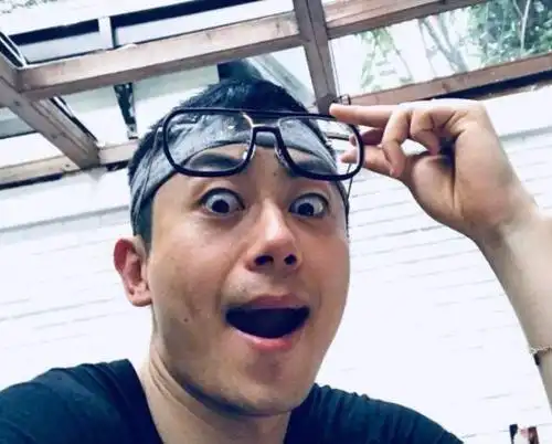 朱亚文算是许多人心中的老公了吧,那请大家欣赏一下他的自拍,直接变成