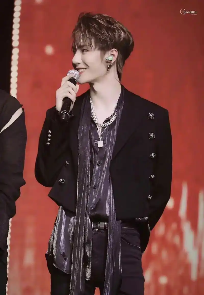 王一博 #王一博电影无名 时而酷炫时而可爱时而奶萌,酷盖是 - 兑趑