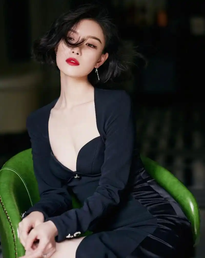 近日,倪妮登上《时尚芭莎》封面,在这组照片中,倪妮的状态如龙一般