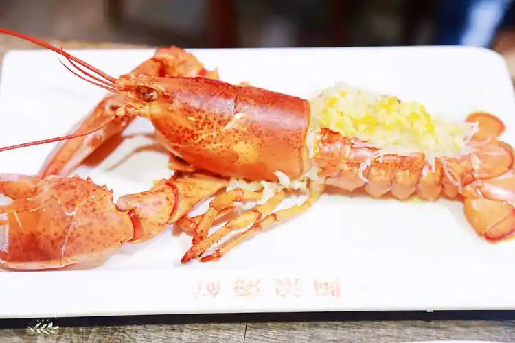 蒜蓉开边蒸大龙虾:活蹦乱跳的龙虾,现挑选海鲜现烹饪,锁住新鲜和美味