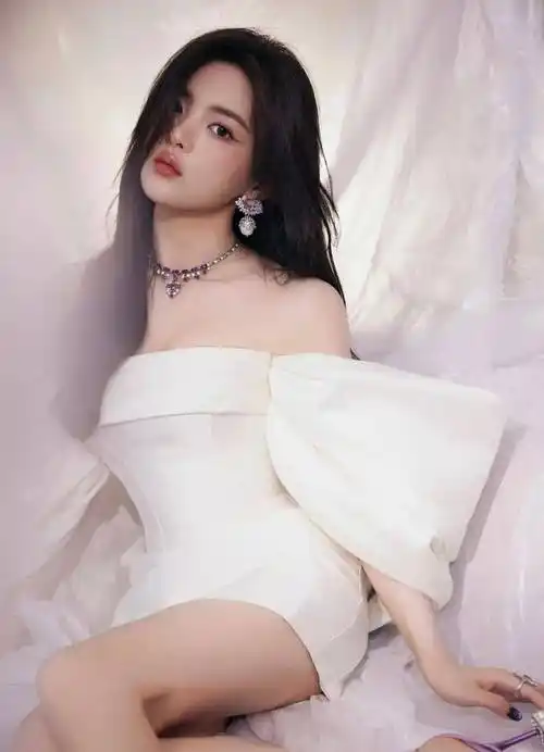 杨超越一袭白裙显得干练又迷人!雪白玉色让人叹为观止_白色_裙子_魅力