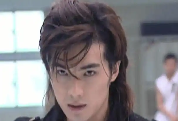 "回眸一笑百媚生",用来形容男性的话,大概就是贺军翔这种.