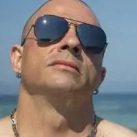 光头墨镜男头像图片 霸气光头男士戴墨镜头像_微信头像图片大全