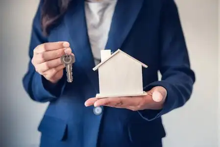 商业房地产和住宅投资理念,经纪人代理销售房产,给客户新住房钥匙的