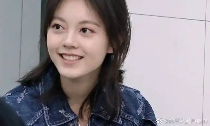 都说上镜胖十斤看到赵今麦生图下的腿简直细到女生崩溃