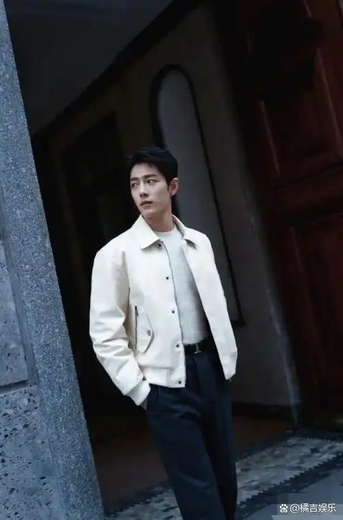 肖战米兰之行街拍图释出,穿白色休闲夹克,时尚又复古