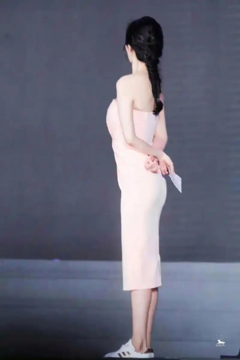 杨幂的衣服侧面,怎么像是裹了一块浴巾?