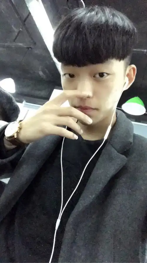 男,19岁,朋友说我不会说话,不会人情味,不会看眼神