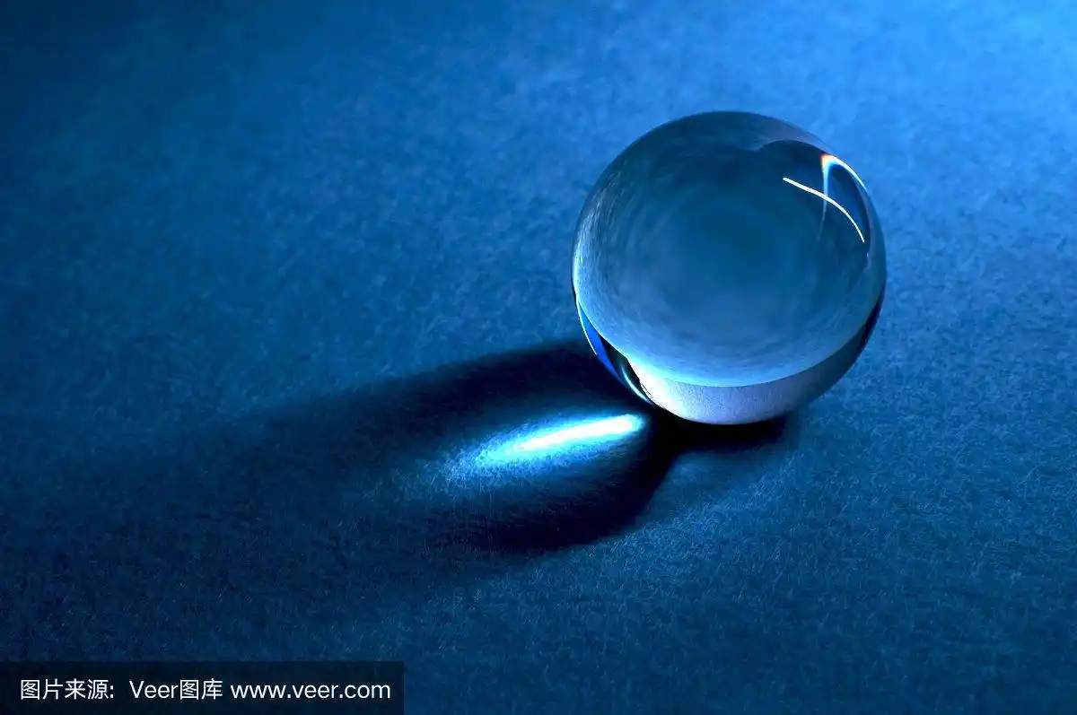 蓝色抽象水晶球.带有阴影和反光的玻璃球