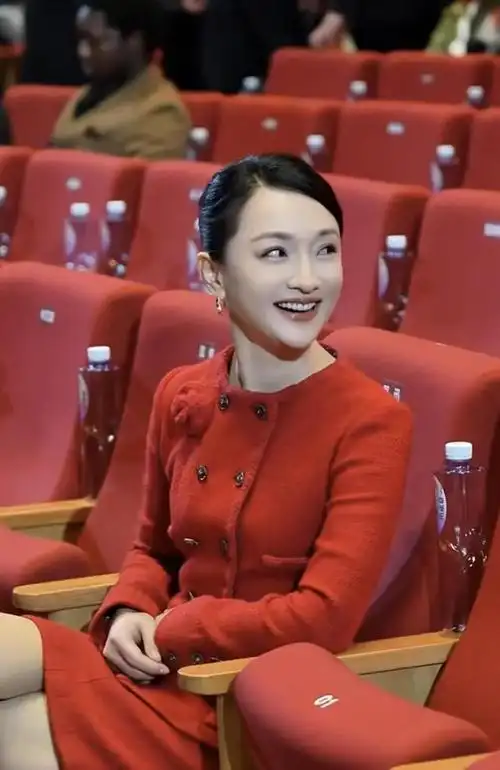 轻松谈笑或充满自信地欢快跳跃,抑或忙于享用美食,脸上表情或许会失控