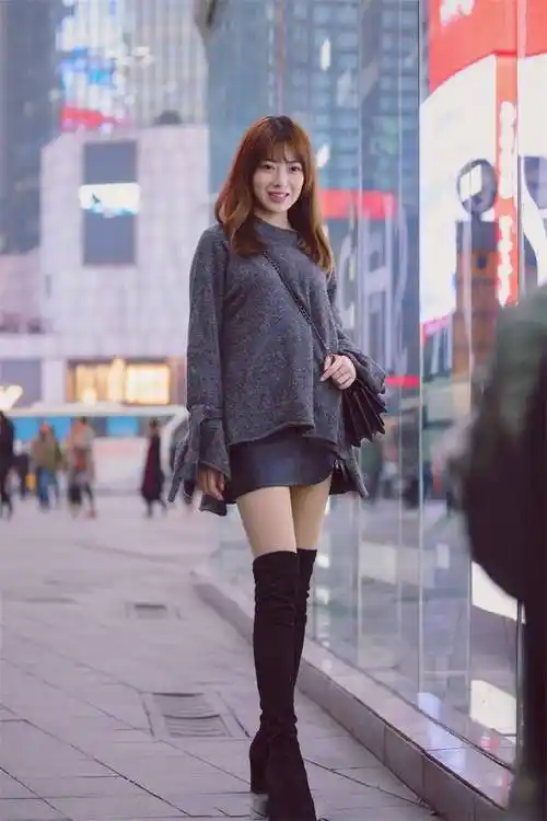搭配皮短裙,配上肉色丝袜,这与光腿几乎没有区别,一双过膝的长筒靴
