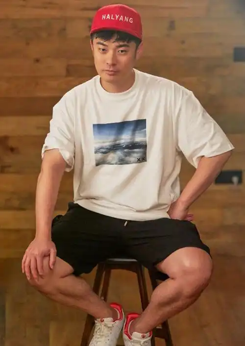 全身照的这个角度中我们可以发现陈赫所穿的这身印花装其实是一款"