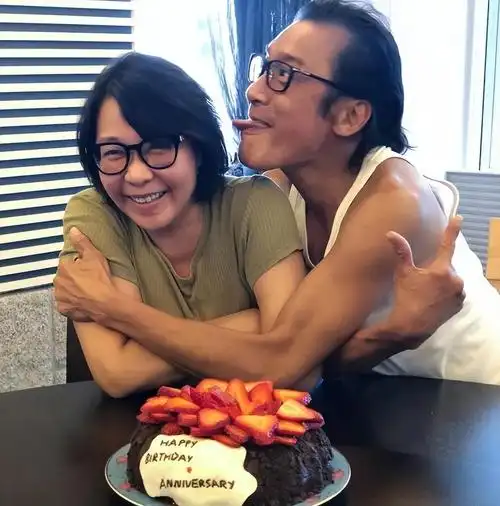 回顾演员梁家辉我这辈子最正确的决定就是娶了一个平凡的妻子