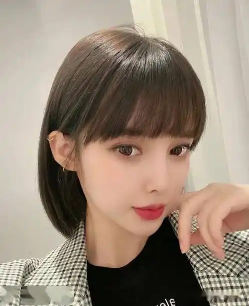 性感又撩人搭配一款露肩的衣服搭配齐刘海或者空气刘海都非常的减龄又