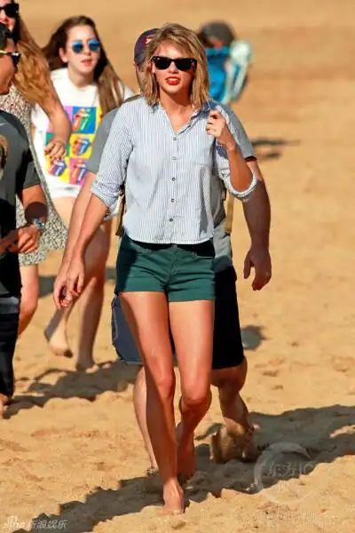 霉霉最新海边度假照