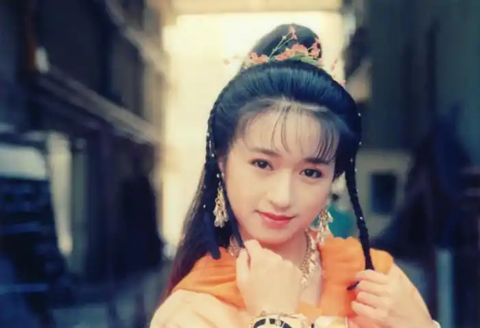 《大时代》中刘青云的妹妹,与张卫健,郭晋安一起主演《日月神剑》中的