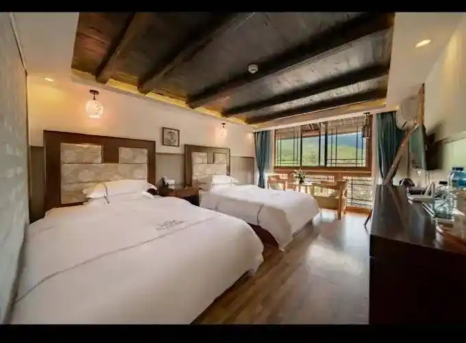 亲自安排专车接站,把我送到酒店(酒店都是豪华型酒店住宿条件很不错)